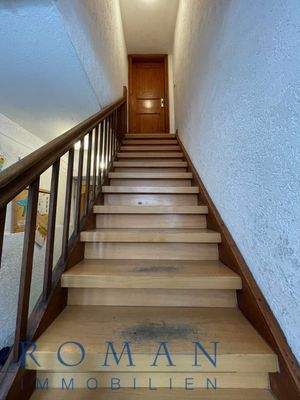 EG zu 1. OG: Treppe zur Wohnung
