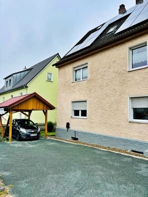 Seitenansicht mit Carport