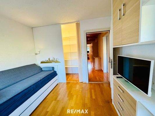 Zimmer mit Schrankraum