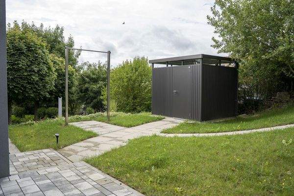 Gartenhütte mit Weg/ Westen