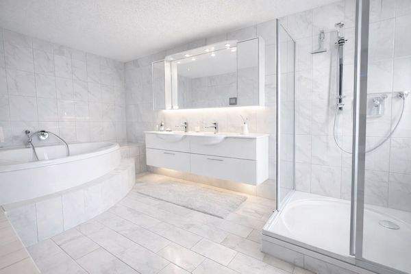 Tageslichbad Badebereich virtuell gestaged im 1.OG