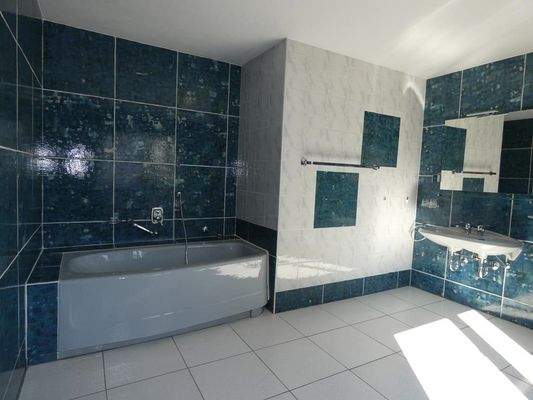 Großes Badezimmer mit Wanne