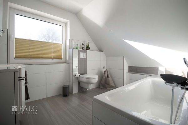 Badezimmer Dachgeschoss I