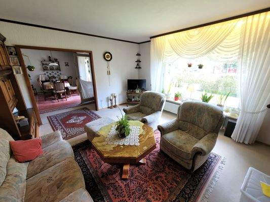 Wohn-Esszimmer mit Zugang zur Terrasse und Garten 