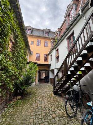 Innenhof links Zugang Treppenhaus