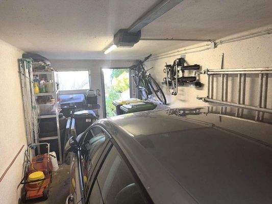 Garage mit Türe und Fenster