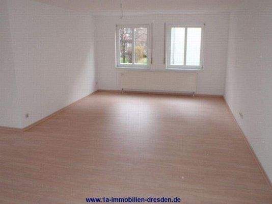 Wohnzimmer mit Balkon Bild 5