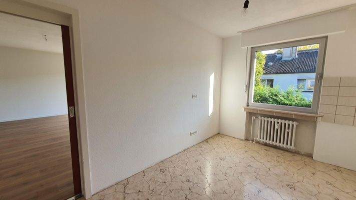 Küche; Durchgang Wohnzimmer