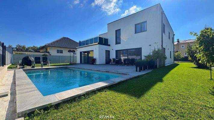 Haus mit Poolansicht Garten