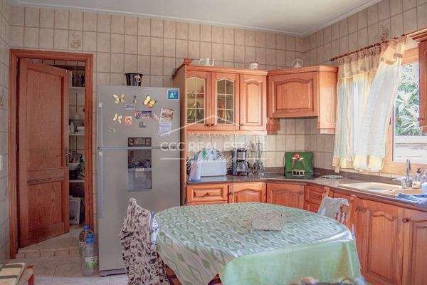 Küche mit Vorratsraum