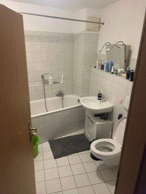 Badewanne mit Handbrause 