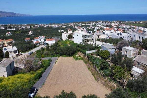 Kreta, Tavronitis: Grundstück mit hoher Bebaubarkeit in Meeresnähe zu verkaufen
