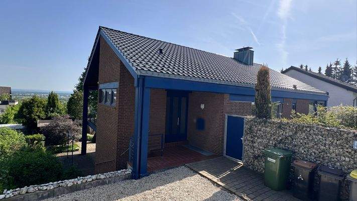 Hausansicht mit Stellplätzen