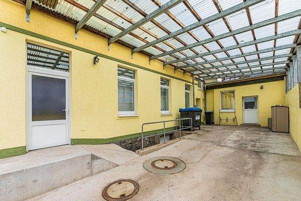 20 Überdachte Fläche mit Wohnungszugang.jpg