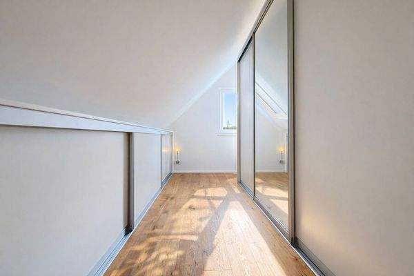 Begehbarer Kleiderschrank im Arrangement mit weiteren Einbauelementen