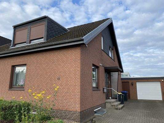 Haupteingang und Garage