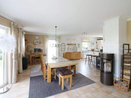 Blick in den offenen Wohn-/Essbereich