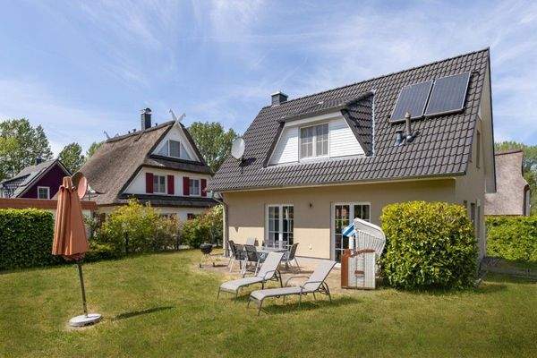 Hausansichten mit Terrassen und Wiese, Gerätehaus 