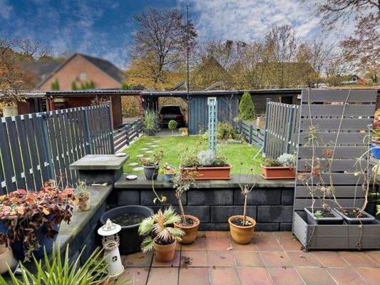 Blick von der Terrasse in den Garten