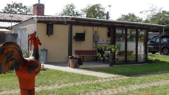 Überdachte Freiluftterrasse am Nebengebäude