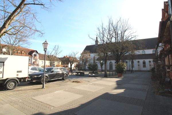 Platz mit Kirche