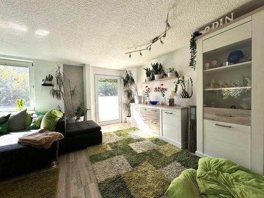 Wohnzimmer mit freiem Blick ins Grüne