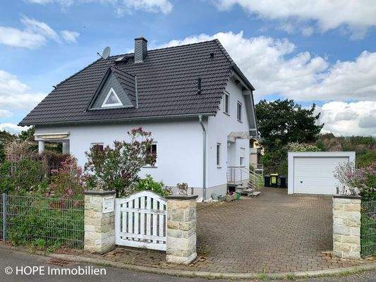 Straßenansicht mit Einfahrt