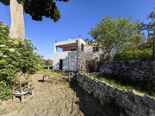 Kreta, Gonia: Zweistöckiges Haus mit Restbaurechten und Garten zu verkaufen