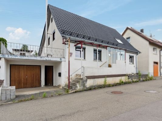 Ansicht mit Garage