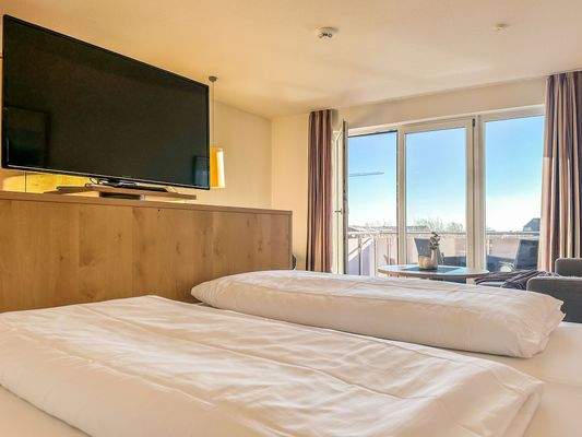 Doppelbett mit drehbaren TV