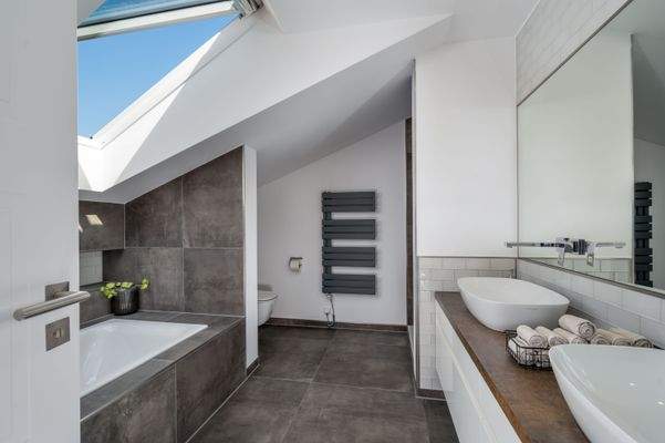 Badezimmer mit Wanne & Dusche Obergeschoss
