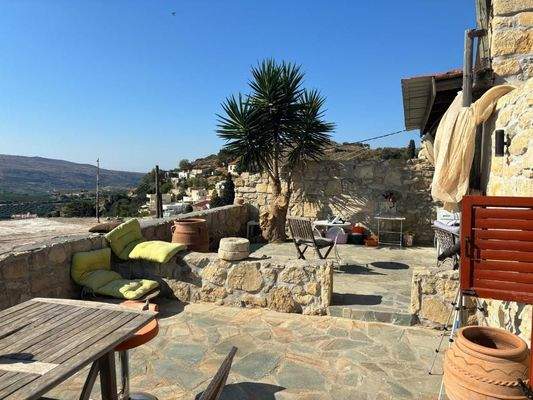 Ostkreta, Pappagiannades: Traditionelles Steinhaus mit großem Garten voller Olivenbäume zu verkaufen