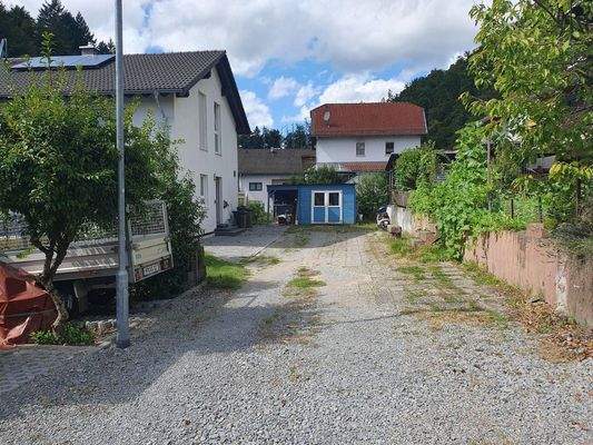 Zufahrt und Stellplätze