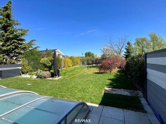 Seitliche Gartenansicht