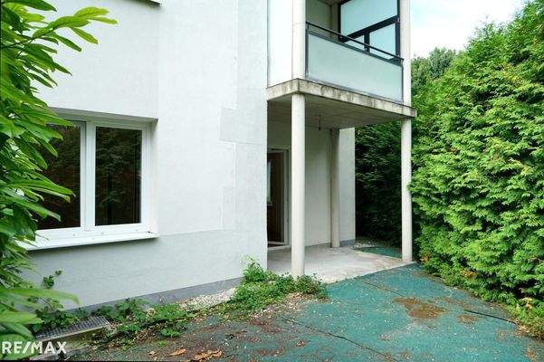 Terrasse Vorderseite mit Garten