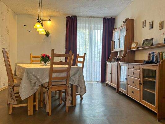  Esszimmer mit Zugang zur Terrasse / Garten