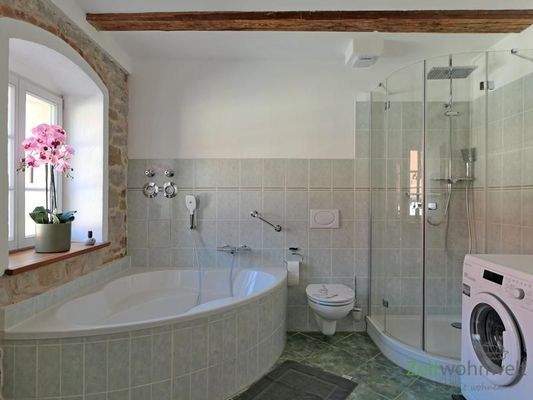 Dusche und Waschmaschine