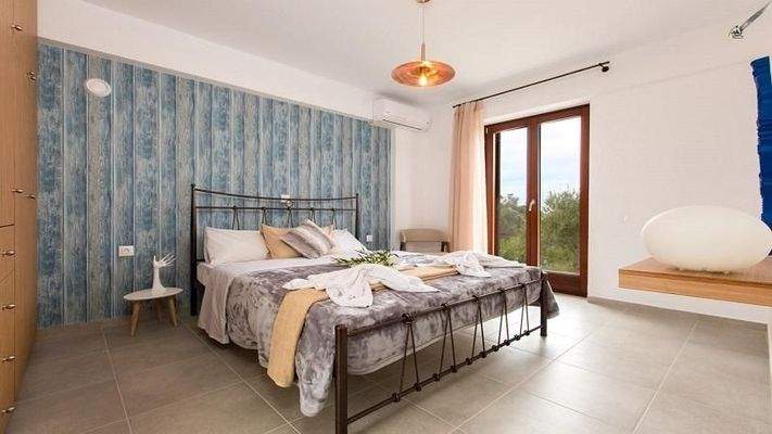 Kreta, Kirianna: Geräumige Villa mit Pool und Dachterrasse zu verkaufen