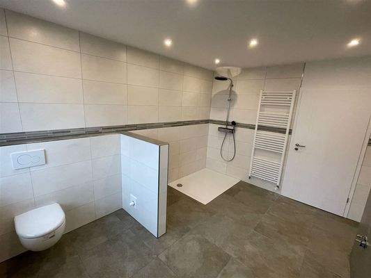 Bad mit WC und Dusche kurz vor Fertigstellung 