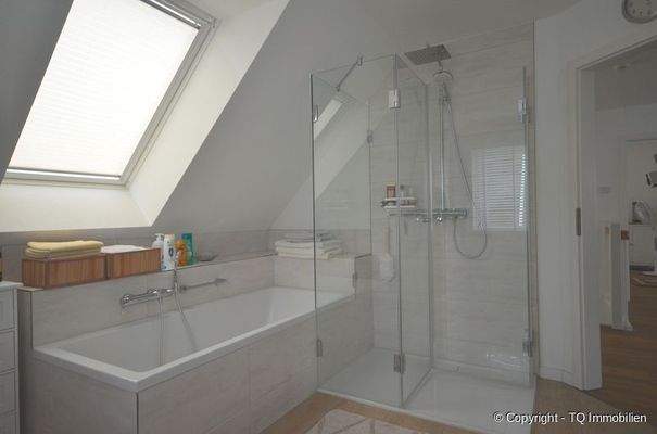 Badewanne und extra große Dusche