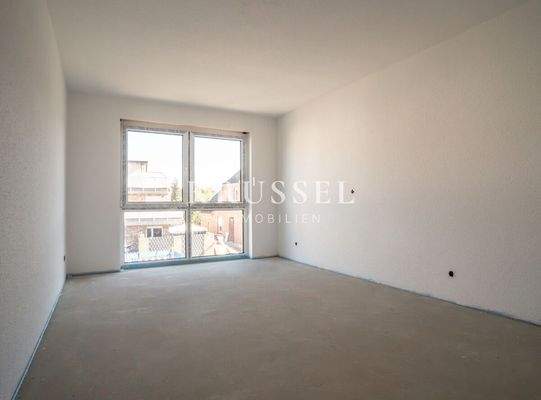 Das geräumige Schlafzimmer