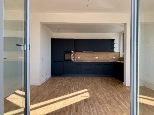 Moderne Küche mit Balkonblick