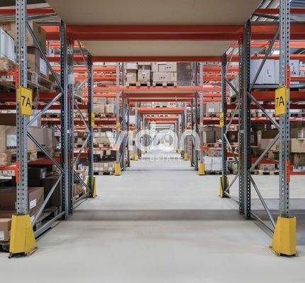 241212 um Seiler Höfe C5_Hohe_Halle_Regalreihen_3174_kl