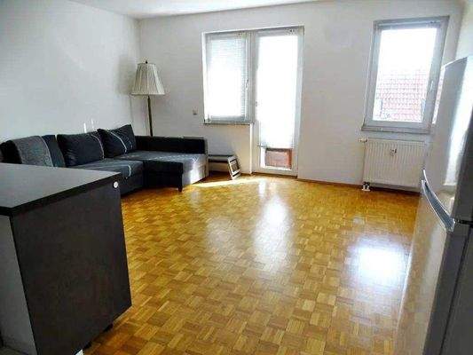 Offenes Wohnzimmer m. Parkettböden