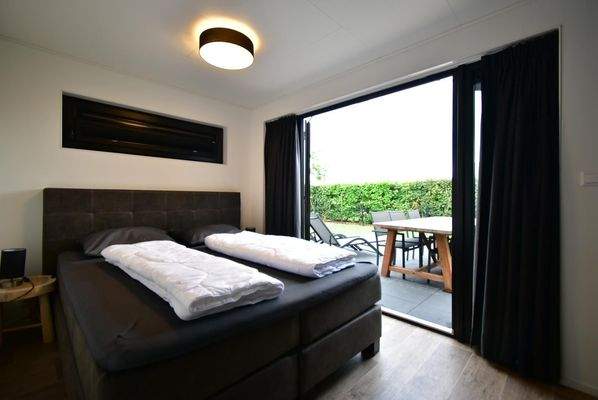 ferienhaus-kaufen-herkingen-schlafzimmer-boxspring-2025.webp006