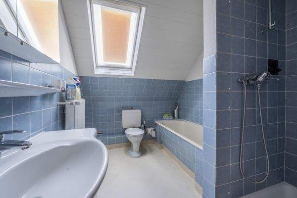 Bad mit Wanne und Dusche