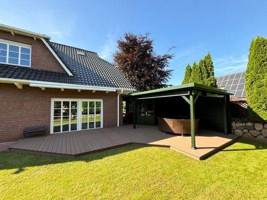 Terrasse mit Markise und Überdachung