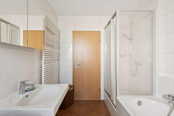 geräumiges Badezimmer mit Wanne und Dusche