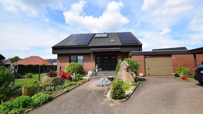 Ansicht mit Garage und Carport