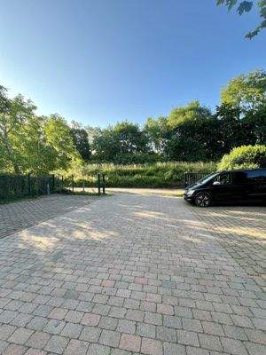 Großzügige Pflasterfläche für mehrere Fahrzeuge